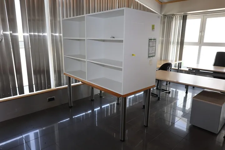 1 x Tisch, 1 x Schrank Tischmaß: 170 x 71 x 107 cm
